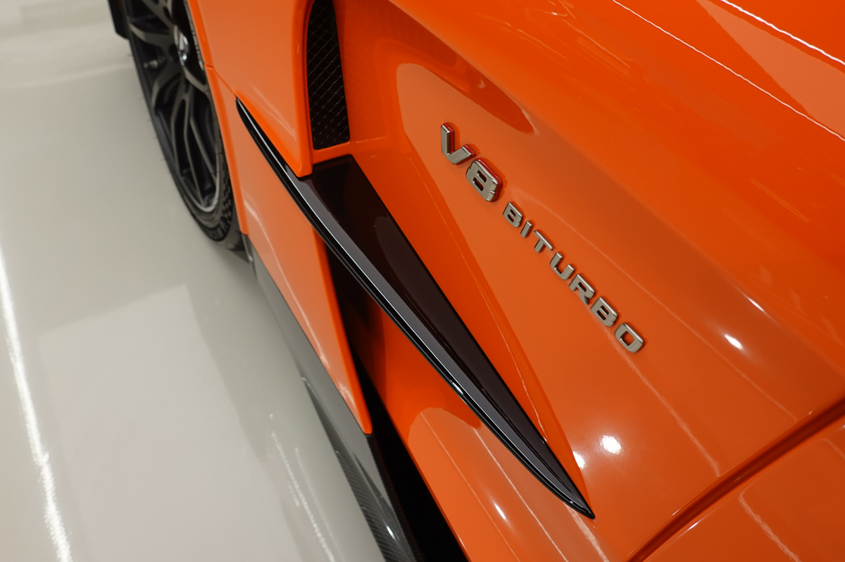 メルセデスAMG GTのサイドとV8バッジ